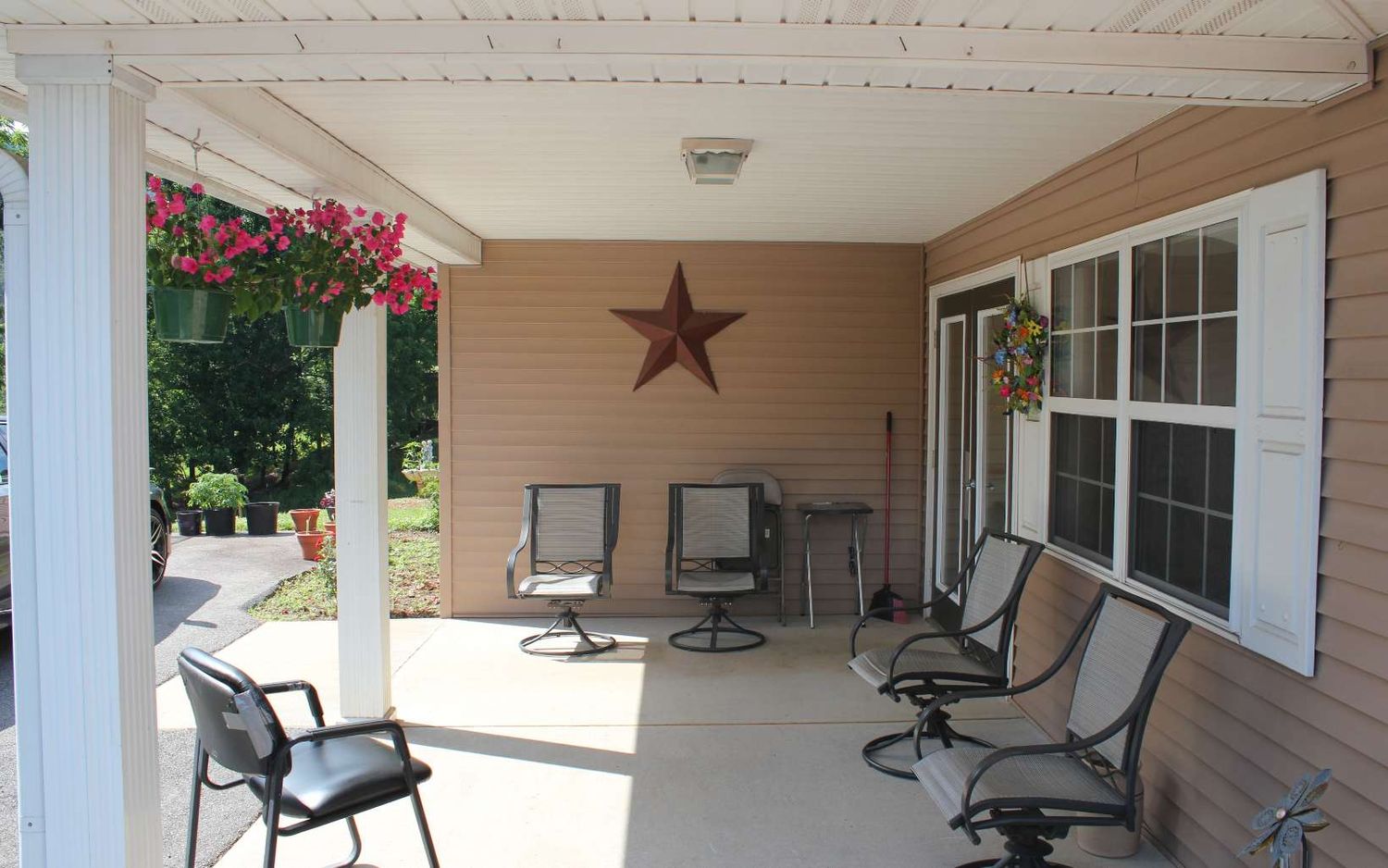 56 W Vineyard Ln, Hayesville, NC 28904